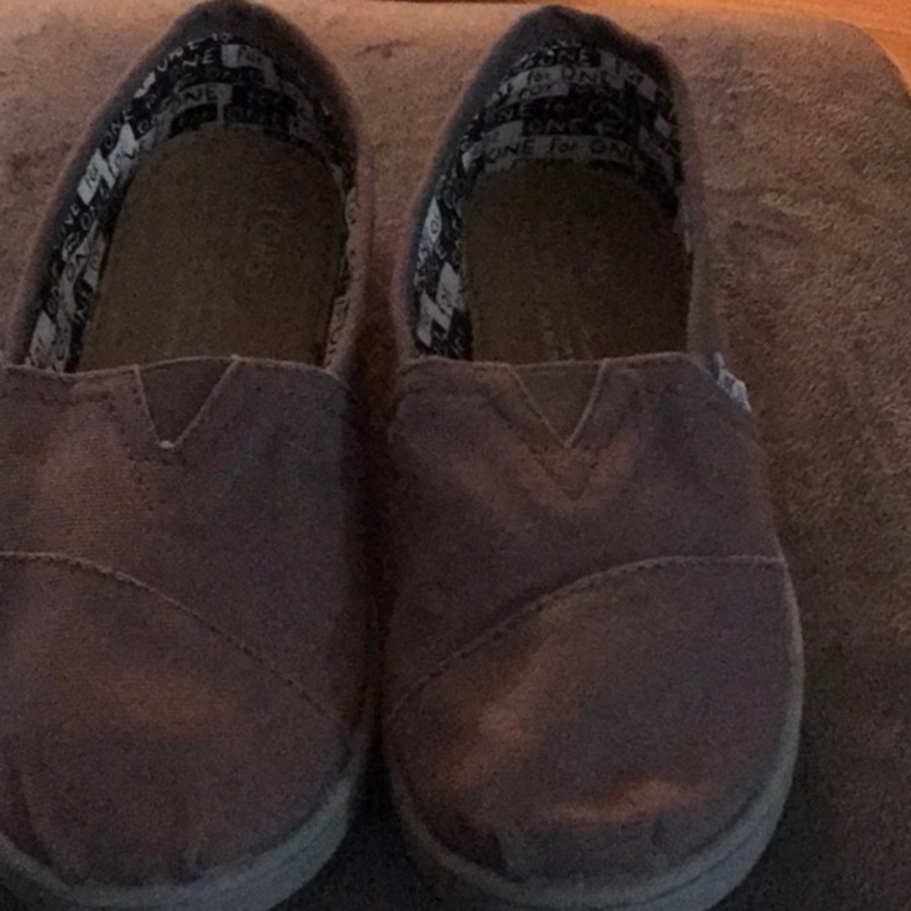 TOMS YOUTH SIZE 3 GRAY CANVAS RUBBER SOLE USED